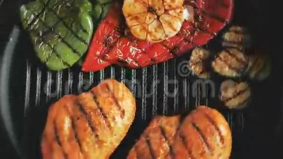 烤鸡里脊肉烤锅上放蔬菜视频的预览图