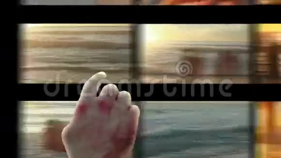 在海滩上的人手滚动视频视频的预览图