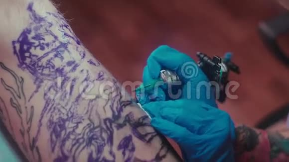纹身机在师傅手中很大的纹身图案视频的预览图