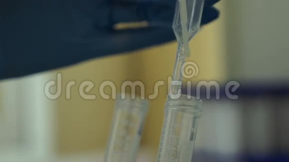 医生操纵精液精子捐献者视频的预览图