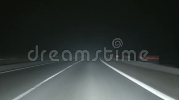 夜间高速公路行驶视频的预览图