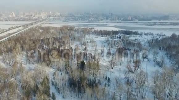 在城市上空飞行冬天的城市河流跨河大桥视频的预览图