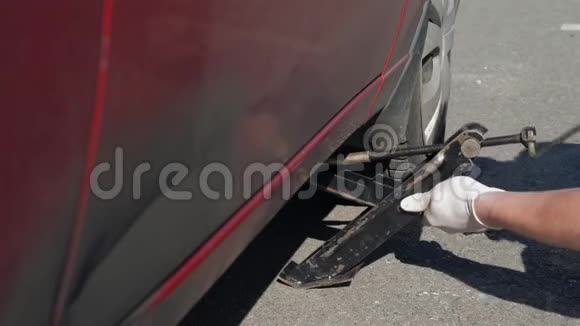 没有经验的人戴着白手套试图劫持一辆破破烂烂的红色汽车视频的预览图