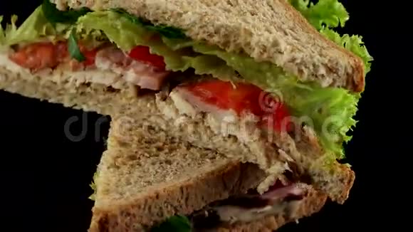 带鸡肉和培根的新鲜俱乐部三明治视频的预览图