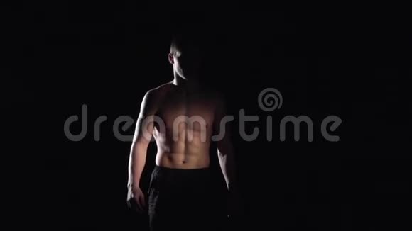 肌肉男走路黑色的慢动作视频的预览图