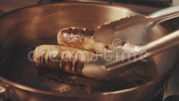 香肠在煎锅里煮和烤视频的预览图