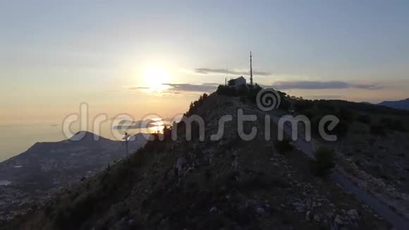 日落时俯瞰杜布罗夫尼克山顶视频的预览图