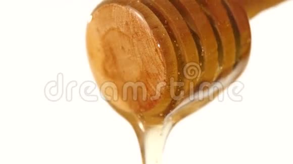 蜂蜜滴拿起勺子放在白色的视频的预览图