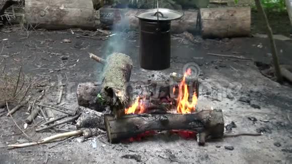 营锅篝火做饭视频的预览图