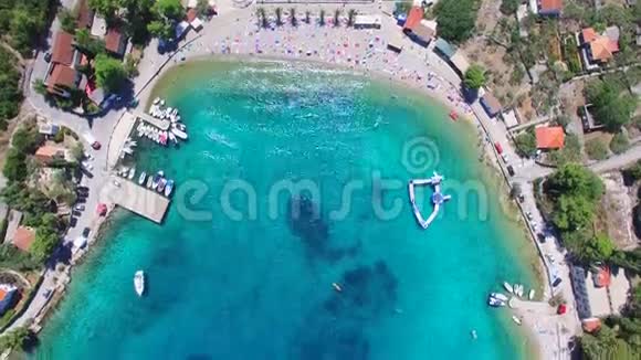 在克罗地亚索塔岛白色沙滩旅游公寓上空飞行视频的预览图