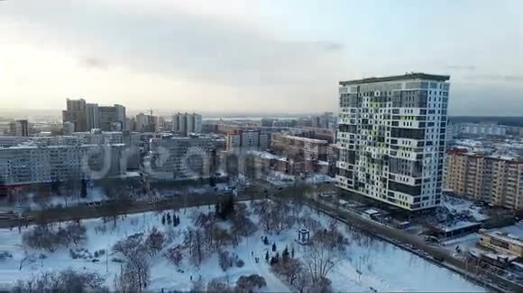 冬天飞越城市上空从空中俯瞰城市全景视频的预览图