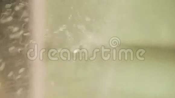 房子洗墙时水溅视频的预览图