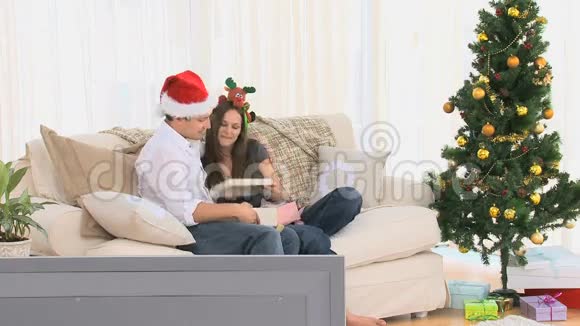 一对夫妇在打开圣诞礼物后拥抱视频的预览图
