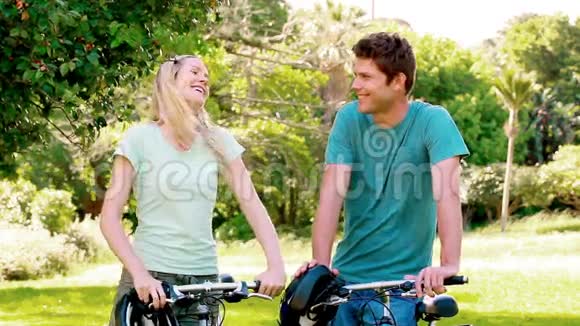 嘲笑一对拿着自行车的夫妇视频的预览图