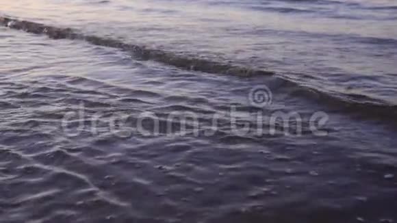 傍晚海滩上的海浪视频的预览图