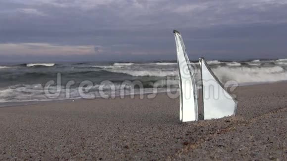 海滨度假海滩上的两块镜子碎片视频的预览图
