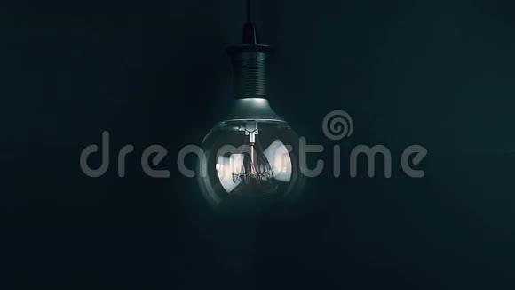打开和关闭闪烁效果复古老式灯泡与LED技术内置在温暖的灯视频的预览图