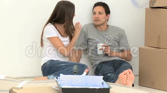 女人一边喝咖啡一边装修公寓视频的预览图