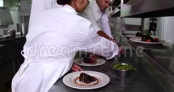 一排厨师装饰甜点视频的预览图