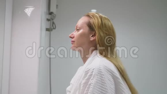 面子的关怀观念女人用化妆水在浴室里照顾皮肤上午卫生视频的预览图