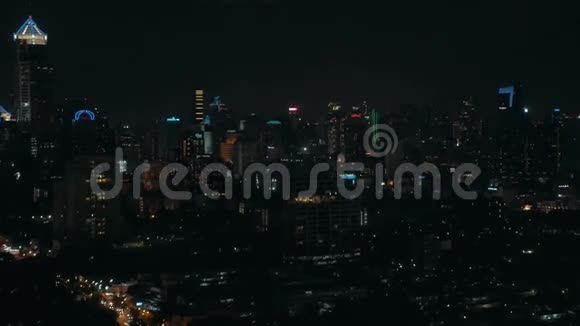 夜间城市灯光背景下有手机的女人视频的预览图