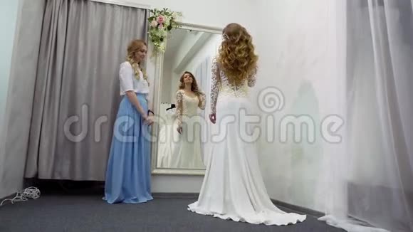 女人在商店里选择婚纱视频的预览图