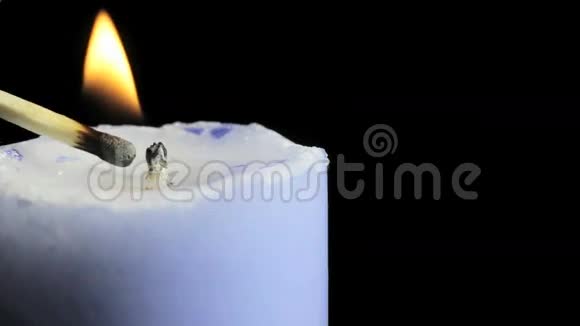 烛光在黑暗的背景上视频的预览图