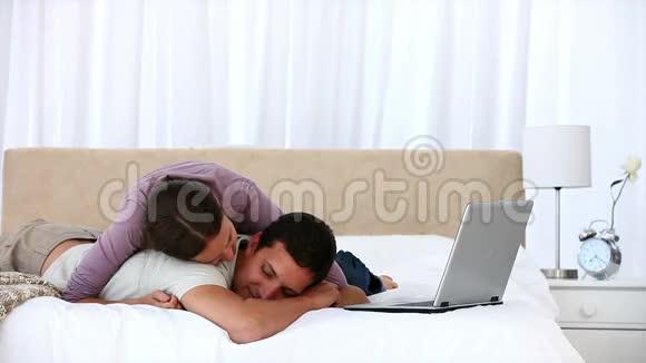 可爱的女人在工作时拥抱她的男朋友视频的预览图