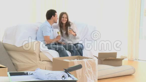 一对夫妇在搬家期间喝了一杯白葡萄酒视频的预览图