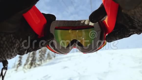 滑雪者在天空背景上戴着眼镜太阳和山脉在缓慢运动1920x1080视频的预览图