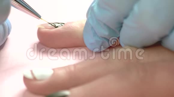 美容师在女性指甲上做设计视频的预览图