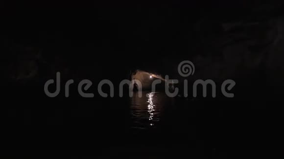 在越南海龙湾漆黑的溶洞中航行视频的预览图