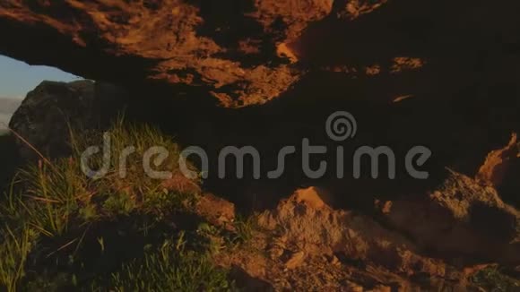 山落日过峰岩黑暗的关键夕阳光在山上视差岩石岩石草视频的预览图