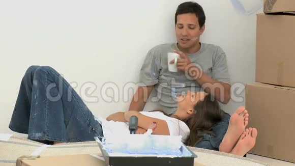 在装修期间躺在丈夫身上的女人视频的预览图