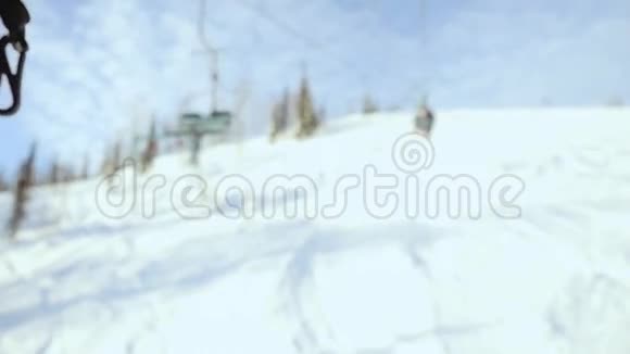 滑雪者戴着眼镜在天空的背景上阳光和山脉在缓慢的运动1920x1080视频的预览图