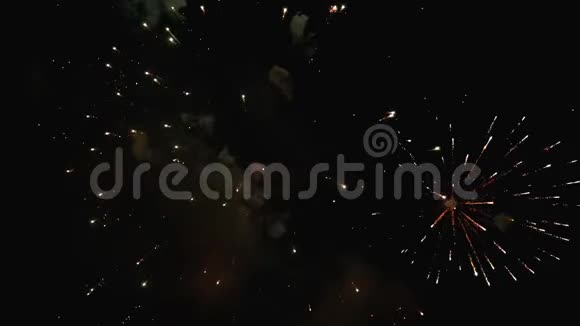 烟花在夜空中闪烁慢运动在180fps有烟的真正烟花视频的预览图