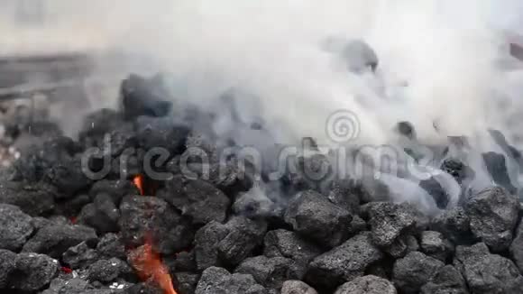 燃烧煤产生的浓烟视频的预览图