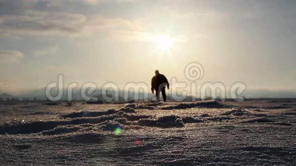 剪影在深雪中行走视频的预览图