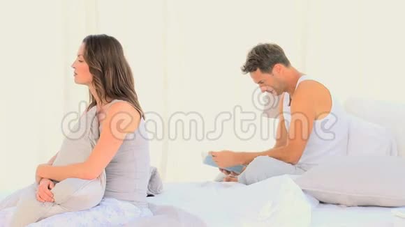 男人在看书而他伤心的妻子在想视频的预览图