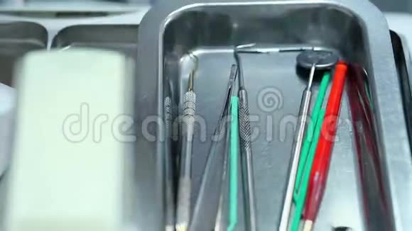 牙科助理将牙科器具放在托盘上供牙医在手术期间使用视频的预览图