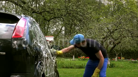 男工露天洗车视频的预览图