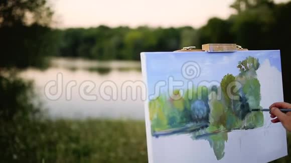 女孩满怀热情地在纸上描绘一幅风景画视频的预览图