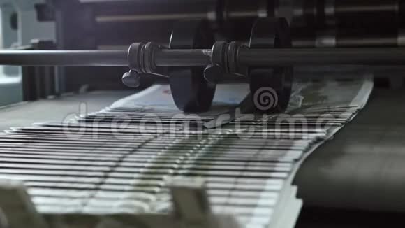 测谎仪工业印刷工艺传送带上的小册子视频的预览图