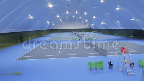 室内网球场的鸟瞰图视频的预览图