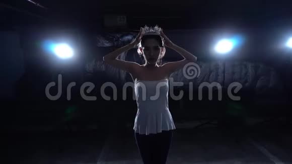 亚洲健身女子热身芭蕾舞蹈伸展视频的预览图