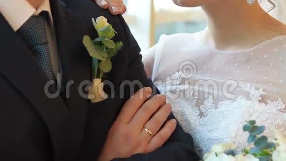 新婚夫妇双手合拢视频的预览图