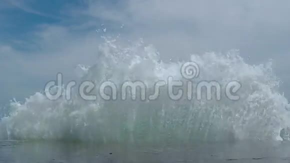 波浪在防波堤上断裂视频的预览图