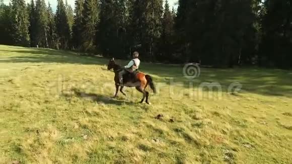 人骑马国民服装视频的预览图