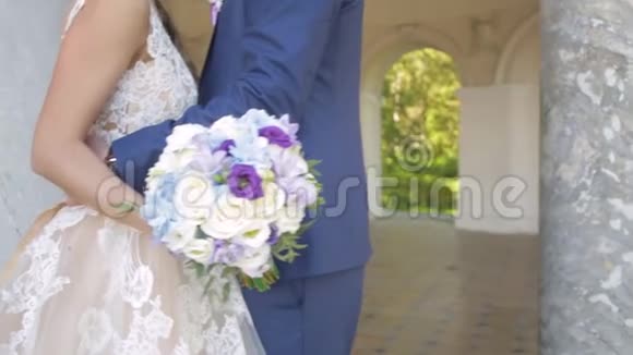 新娘和新郎捧着五颜六色的婚礼花束婚姻观念大自然外美丽的年轻新婚夫妇视频的预览图