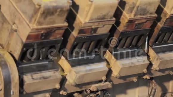 柴油货车发动机特写发动机的大修卡车发动机修理视频的预览图